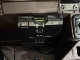 ETCカードを挿入することで高速道路を利用する際の支払いがキャッシュレスになったり、ETCスマートインターチェンジが利用できたり、とても便利なアイテムです!保証は修理保証のみとなります。