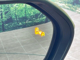 【ブラインドスポットモニター】走行中、ドアミラーの死角になりやすい箇所に後続車が接近するとサイドミラーのレンズに警告を表示!ドライバーに注意喚起をしてくれます。