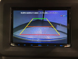 リバースギアに入れるだけで後方の表示へ切り替わります。夜間や雨の日の駐車も楽になりますよ。