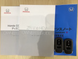 スマートキーは鍵をバッグに入れたままでもドアロックの開閉やエンジンのON・OFFができます。夜間や雨の日も鍵を探さなくて良いので便利です。