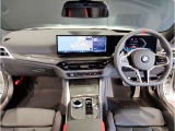 BMWの運転席はドライバーオリエンテッドという構造を採用。ドライバー目線の操作がしやすい設計になっており、ドライブ中にも目線の移動が少なく運転中にも簡単に操作ができます。