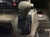 CVT車のセレクトレバーです。低速から高速まで、変速ショックのないスムーズな走りと、エンジン効率のよい領域を維持して燃費にも貢献します。サイドブレーキはスイッチ操作の電子制御パーキングブレーキです。