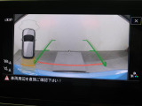 ギアをリバースに入れると車両後方の映像を映し出します。画面にはガイドラインが表示され、車庫入れや縦列駐車などの際に安全確認をサポートします。