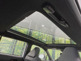 【サンルーフ】開放感たっぷりの希少装備、サンルーフが装着されています!車内に明かりを取り入れたり景色を楽しむ以外にも、車内の空気も簡単に換気できて快適です!