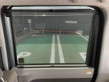 プライバシーガラス+サンシェードがスライドドアに装備してます。