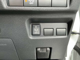 嬉しい両側ハンズフリーオートスライドドア!両手が荷物で塞がっていても、スライドドアの下に足を軽く入れるだけで自動開閉します。