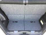 後席を倒さなくても、ゆとりある荷室。