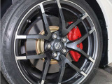 ■NISMO専用レイズ製鍛造19インチアルミホイール ■4輪アルミキャリパー対向ピストンブレーキ ■NISMO専用高剛性ブレーキホース ■NISMO専用スタビライザー ■ブレーキローターベルハウジングカバー