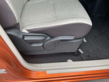 運転席シートリフターが付いてますので、シートの座面の高さが調整できます。