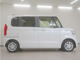 リアには左右スライドドアを採用。狭い駐車場でも開閉しやすく、強風の日でもドアが煽られにくくなっております。小さなお子さまやご年配の方も安心して乗り降りできます。