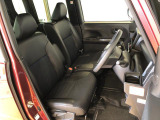 運転席の座面高さを調整できるシートリフターが付いています。フロントシートはベンチシートを採用で、座面も広く使い勝手もいいですよ♪