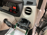 全席にドリンクホルダー装備!!前席にはプッシュ型のドリンクホルダーでオールシーズンお飲み物を置きながらドライブもいかがでしょうか。