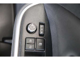 鍵の施錠開錠に合わせてドアミラーが開閉するオート格納機能付きのドアミラー。少し離れた場所からでも見た目で鍵の閉め忘れの確認が出来る便利な機能です。