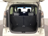 開口部も広く荷物の積み下ろしもしやすいお車となっております。シートを前方にスライドさせれば、さらに荷室を広げられます。また、床下にも収納スペースがあります。