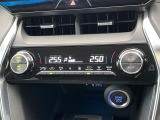【左右独立型フルオートエアコン】運転席と助手席でそれぞれお好みの温度に設定可能。同乗者にも配慮した、快適な空調をお届け致します。