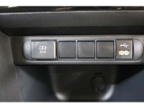 データ通信/給電用と、給電用のUSBポートが装備されています。車内にあると便利なアイテムのひとつですね。