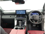 オシャレなインテリアで運転する気分も盛り上がりますよね^^
