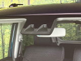 【スマートアシスト】走行中に前方の車両等を認識し、衝突しそうな時は警報とブレーキで衝突回避と被害軽減をアシスト。より安全にドライブをお楽しみいただけます。