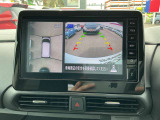 【アラウンドビューモニター】周囲を見渡せる映像で、スムースな駐車をサポートします