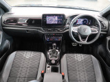 シンプルなデザインと一目でわかるスイッチの配置はPeoples Car=みんなの車という考えの現れです。各スイッチにはバックライトもついており、夜間でも安全に操作して頂けます。