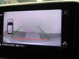 ギアをリバースに入れると車両後方の映像を映し出します。画面にはガイドラインが表示され、車庫入れや縦列駐車などの際に安全確認をサポートします。