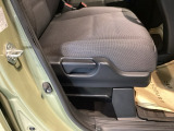 【シートレバー】手動のレバーを使って、背もたれの角度を変えることができます。