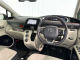 運転席まわりです。 各操作スイッチは使いやすい位置に配置されてます。