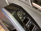 狭い駐車場で便利な電動格納ドアミラーが付いています。