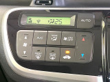 【オートエアコン】一度お好みの温度に設定すれば、車内の温度を検知し風量や温度を自動で調整。暑い&hellip;寒い&hellip;と何度もスイッチ操作をする必要はありません。快適な車内空間には必須の機能ですね♪