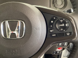 ハンドルにHondaセンシング系のクルーズコントロールやレーンキープアシストなどのスイッチが装備されています。ハンドルから手を離さず安全に操作できます。