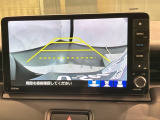 リバースギアに入れるだけで後方の表示へ切り替わります。夜間や雨の日の駐車も楽になりますよ。