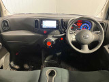 前席には大きなゆとりをもたらすラウンドカーブのインストルメントパネル。運転席まわりにはの人の立場から考え抜いた多彩な機能や収納が、使いやすく、美しくスッキリと配置されています!