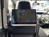 後席モニターも付いてますので後部座席の方もDVD等をご覧いただきながら、ゆっくりとくつろいでいただけるかと思います☆