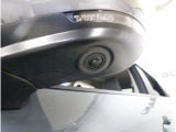 ■助手席側ドアミラーにはサイドビューカメラを装備。ドライバーの死角となりやすい車体左下側がきちんと確認できるので、幅寄せや狭い道でのすれ違いなどに効果を発揮します。