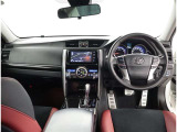 デザインもよく、居心地のよい運転席ですね。分かりやすいスイッチ類ですから操作もしやすく運転をサポートします。ぜひご来店いただき、実際にお座りいただいてステアリングを握ってみてください!