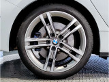 【BMWアロイホイル】軽量かつ強度に拘ったアロイホイル。走行性能ポテンシャルを引き出す設計。車の足元を引き締めてくれる大きなポイントはアロイホイルです。