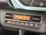 【オートエアコン】一度お好みの温度に設定すれば、車内の温度を検知し風量や温度を自動で調整。暑い&hellip;寒い&hellip;と何度もスイッチ操作をする必要はありません。快適な車内空間には必須の機能ですね♪