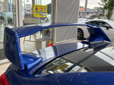 【大型リヤスポイラー】スポーツカーらしさがグッと引き立つ大型リヤスポイラーを装着♪高速走行時のスタビリティ(走行安定性)向上に役立ちます。