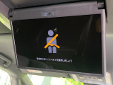 【13.2型有機ELフリップダウン】三列目からでも迫力のエンタメが観れる大画面フリップダウン。有機ELのモニターでは、一般的なフリップダウンよりも高コントラストでキレイな映像を楽しめます。