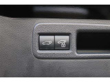 ドアが閉まった時にそのまま施錠もしてくれる予約ロック機能付きのパワーバックドア。荷物で手が塞がっている時に便利な機能です♪