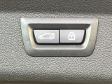 ●電動リアゲート:ワンタッチでリアゲートの開閉ができ、荷物などで両手が塞がっている状態でも簡単に開閉ができる便利機能です。