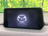 【8インチマツダコネクト】車内の雰囲気にマッチした大型のディスプレイ。スマホ接続でのナビ使用やBluetooth再生等、様々な機能が楽しめます。直感的なダイヤル操作が可能で、使い勝手も良好です。