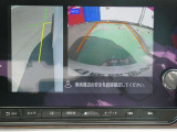 ギアを『R』に入れた後、カメラボタンを押すと、運転席から見えない左側面をナビ画面にうつしてくれるので、幅寄せや縦列駐車がし易くなります。