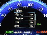 後方から接近する車両を検知して、衝突被害の軽減に寄与する安全機能リヤクロストラフィックオートブレーキ[パーキングサポートブレーキ(後方接近車両)]が装着されています。
