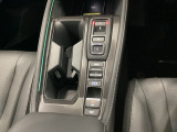 運転席からも助手席からも自由に使えるドリンクホルダー付。停車中にブレーキペダルを踏み続けなくてもブレーキ保持ができるオートマチックブレーキホールド機能もついております。