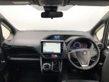 シンプルながら機能性あふれる運転席廻りです。視界性もよく、運転しやすいですよ。