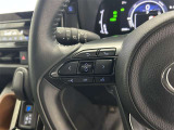 運転中、オーディオの操作をしてて、ハッとしたことはありませんか?ステアリングスイッチは、運転中でもハンドルでオーディオの操作が可能です。安全なドライブをサポートします。