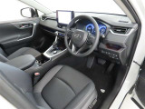 シンプルで使いやすいデザインの運転席です。