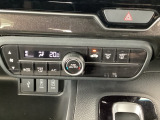 オートエアコンで、毎日のドライブを快適に。温度、風量を自動で調整し、理想的な車内環境を提供します。USBチャージャー搭載。スマートフォンなどの充電にとっても便利です。