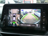 【アラウンドビューモニター】空から見下ろすような視点で、スムースな駐車と安全確認をサポートします。